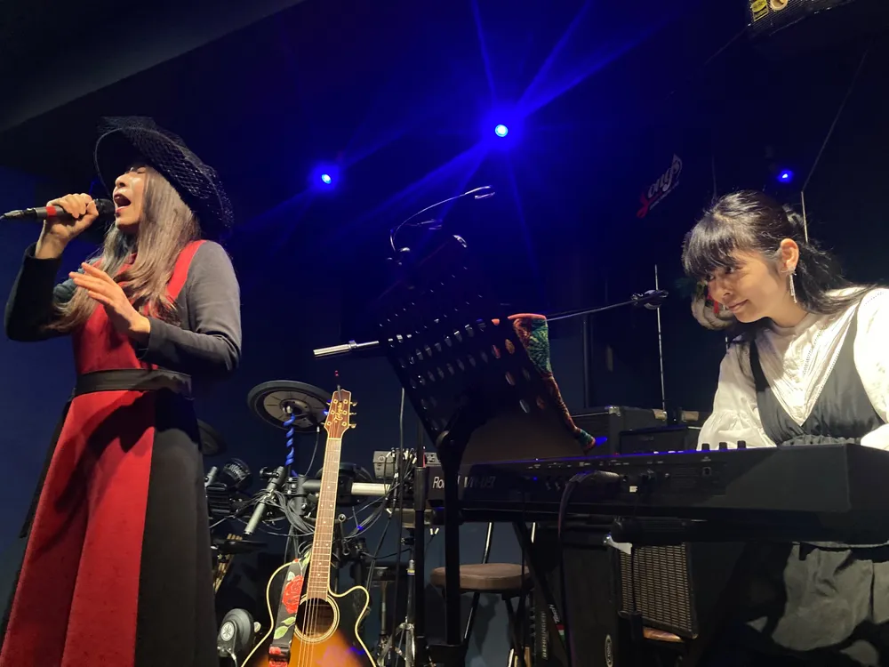 ボーカルとキーボードによるライブ演奏の様子