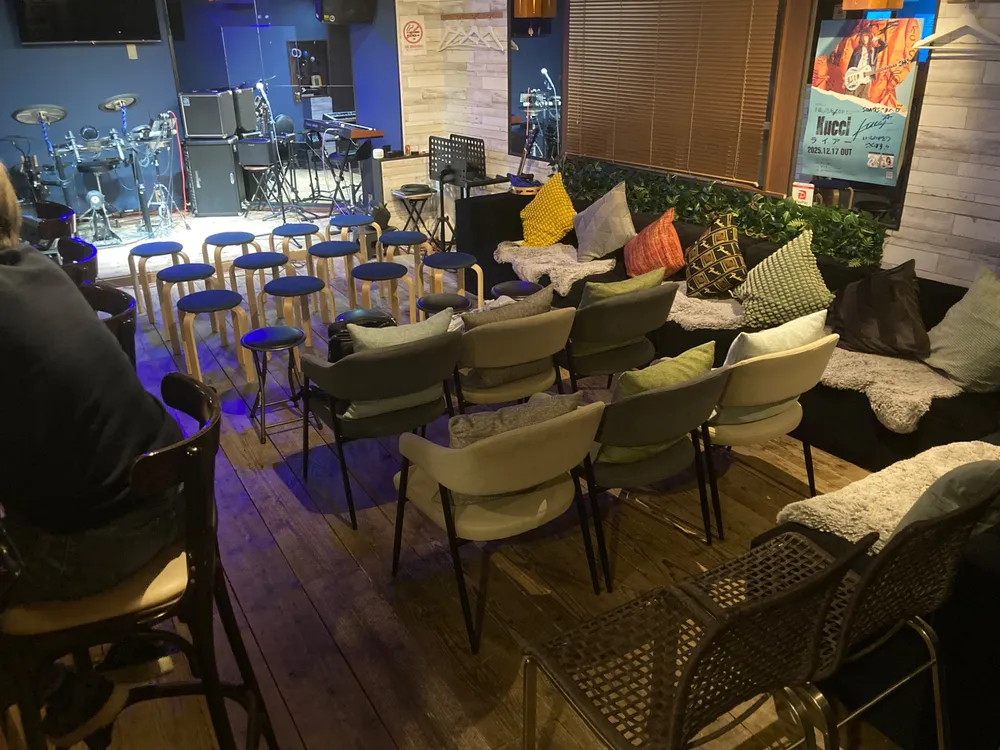 ステージ方向に椅子を並べた、貸切イベント向けのレイアウト
