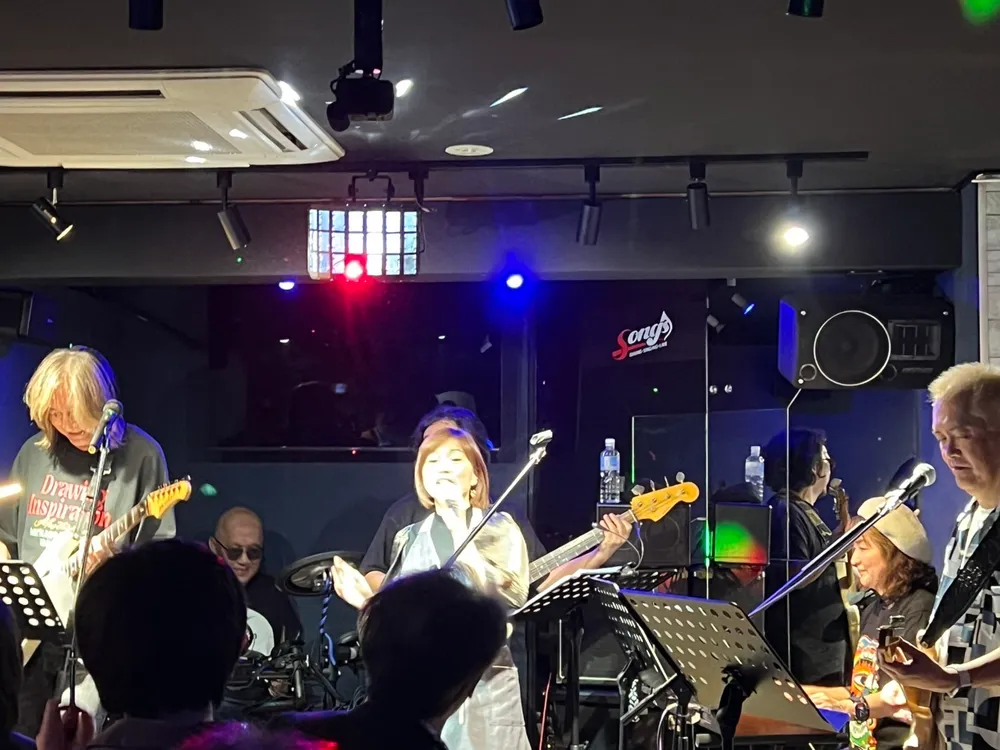 ギターやベースなど、バンド編成での演奏の様子