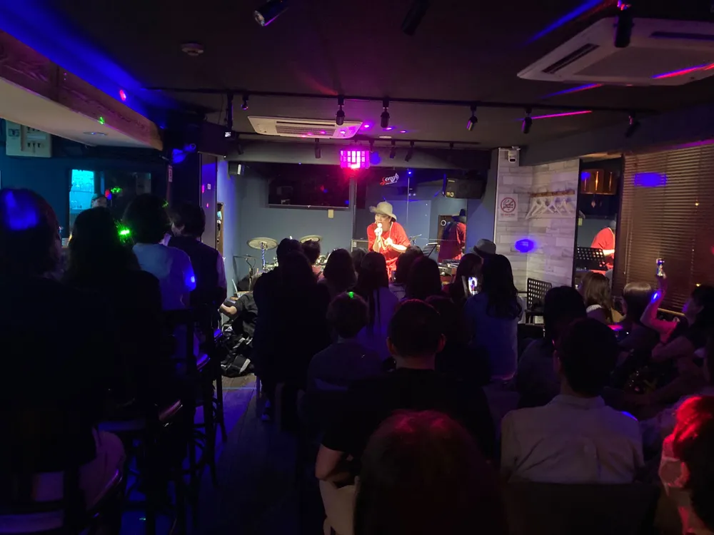 客席からステージを見た、お客様で賑わうライブの様子